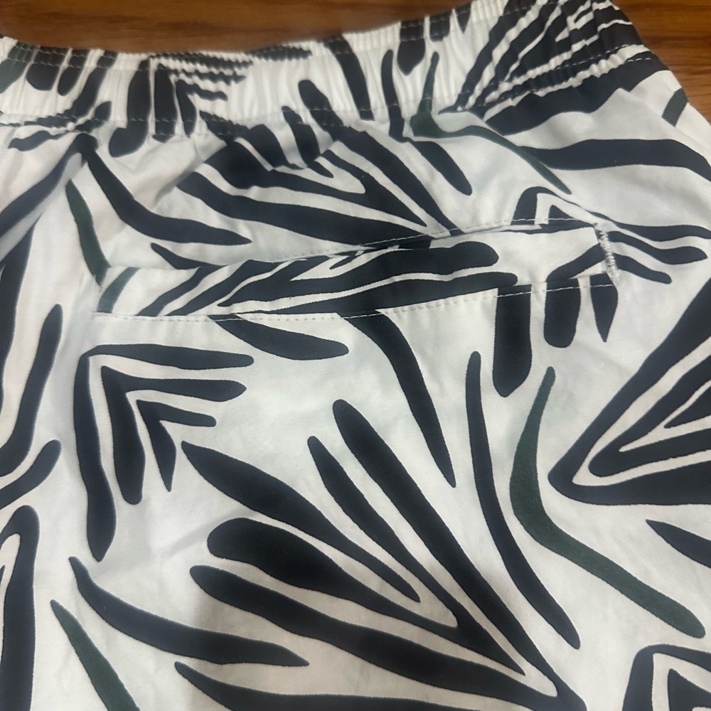 Pull & Bear Leaf Printed Swim Shorts White Black Tropical Large - Picture 7 of 8